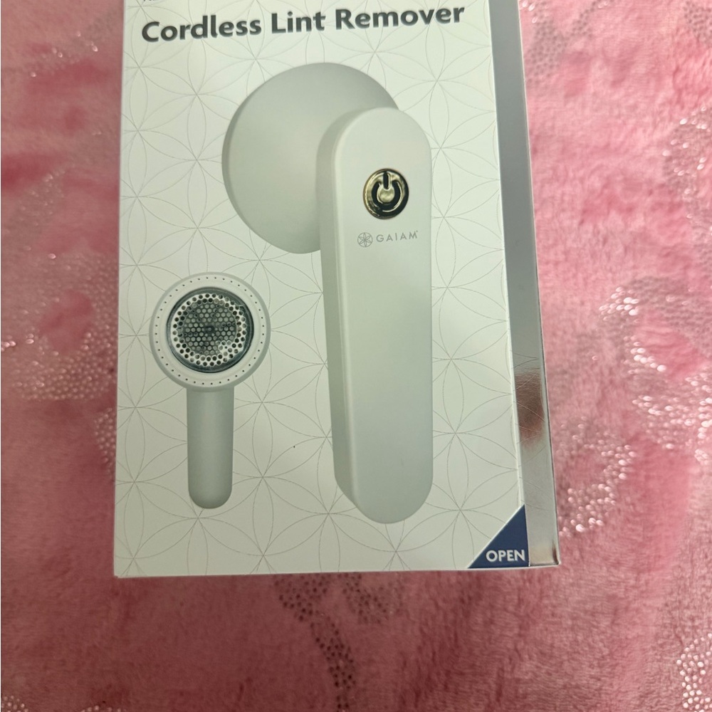 GAIAM White Fabric Shaver with Gold Power Button
